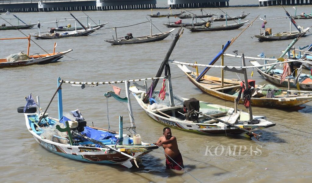 Nelayan pulang melaut di Pantai Tambak Wedi, Kota Surabaya, Jawa Timur, Senin (29/8/2022). Sebagian besar nelayan setempat membeli pertalite sebagai bahan bakar mesin perahunya secara eceran. Untuk 1 liter pertalite, mereka membayar Rp 10.000. Dalam sehari, nelayan menghabiskan 3-5 liter pertalite. Di tengah kenaikan harga bahan pokok ditambah dengan harga jual ikan yang statis, kenaikan harga bahan bakar pertalite oleh pemerintah akan semakin menambah beban hidup nelayan.