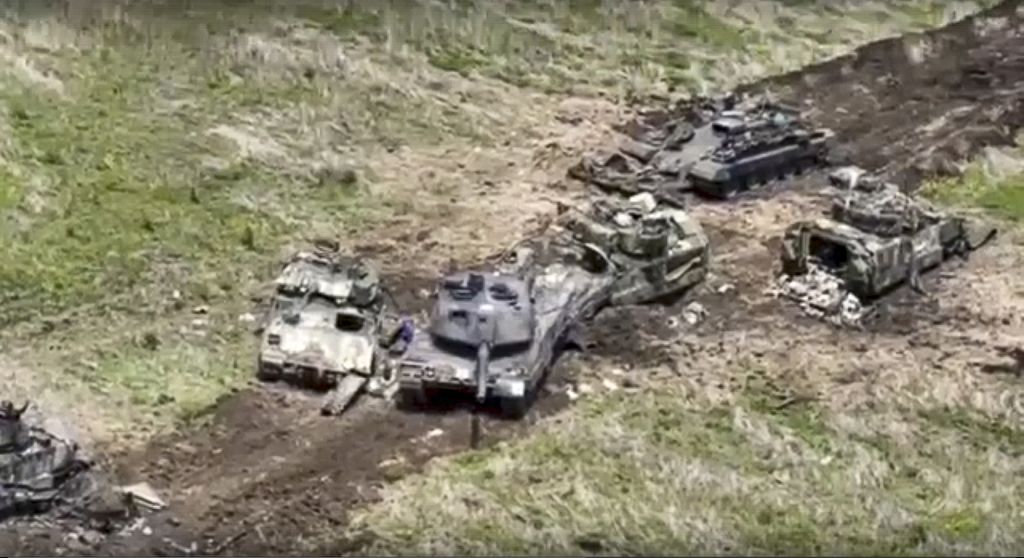  Dalam tangkapan layar dari video yang disiarkan Kementerian Pertahanan Rusia  pada 9 Juni 2023 ini terlihat sejumlah tank dan panser Ukraina hancur di garis depan. 