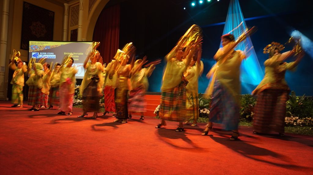 Anggota KCBI Cabang Surabaya menari dalam peringatan ulang tahun ke-7 di Gedung Cak Durasim, Taman Budaya Jawa Timur, Surabaya, Senin (31/10/2022). 