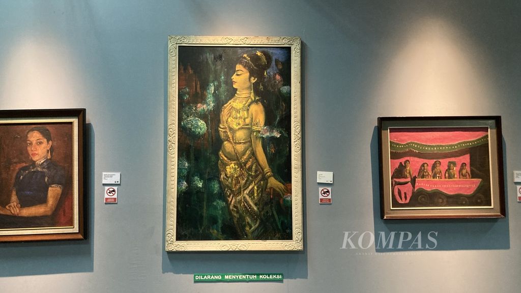 Lukisan "Dewi" (1962) karya Agus Djaya dipajang di Museum Seni Rupa dan Keramik, Jakarta, Minggu (8/5/2022). Lukisan ini merupakan satu dari enam koleksi museum di DKI Jakarta yang ditetapkan sebagai benda cagar budaya oleh pemprov setempat.