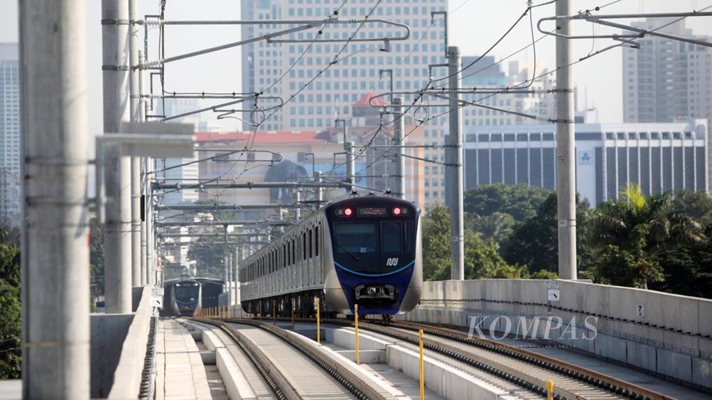 Kereta Moda Raya Terpadu (MRT) memasuki Stasiun ASEAN, Jakarta Selatan, Senin (1/4/2019).