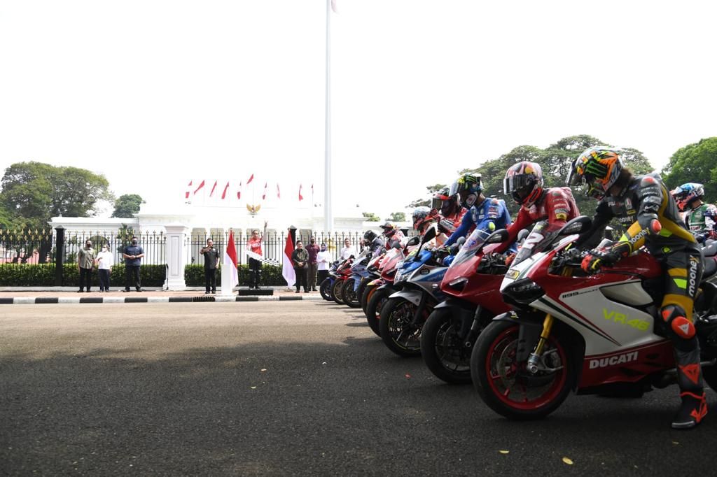 Presiden Joko Widodo melepas 20 pebalap yang akan berparade di sepanjang Jalan Medan Merdeka Utara, Jalan MH Thamrin, sampai Bundara HI, Jakarta, Rabu (16/3/2022).