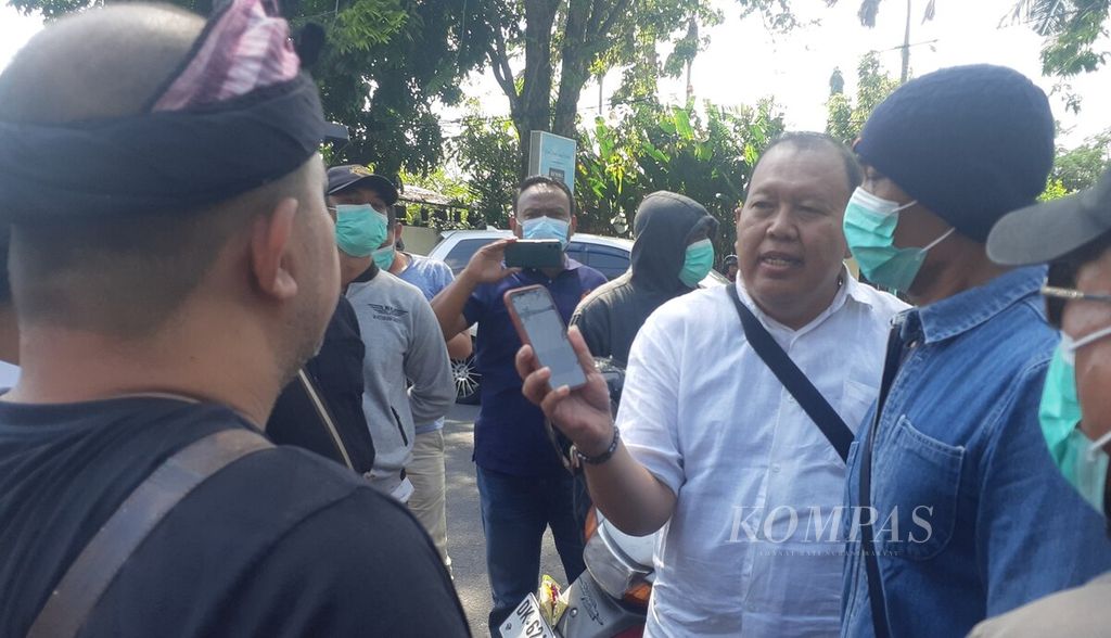 Ketua Forum Peduli Bali I Nyoman Mardika (tengah) berdebat dengan sekelompok orang yang menghalangi akses ke hotel lokasi acara Forum Air untuk Rakyat di Kota Denpasar, Bali, Rabu (22/5/2024). 