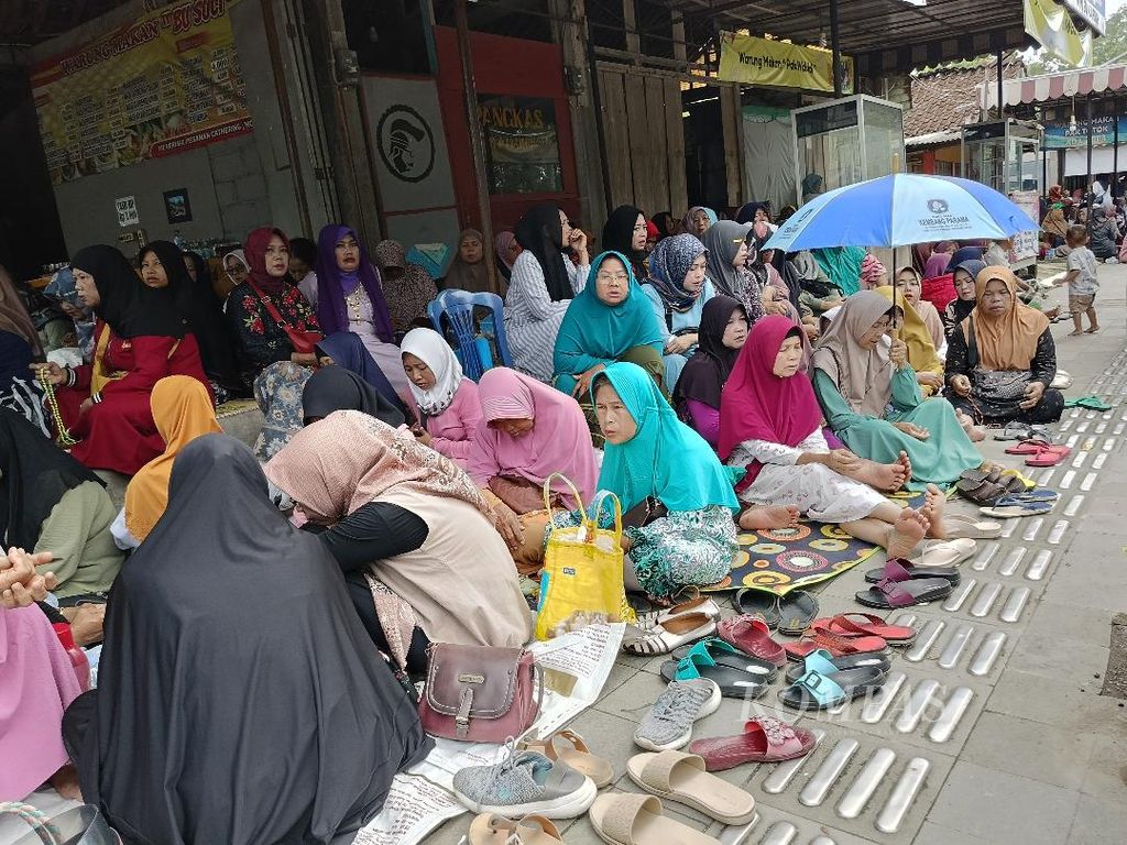 Ratusan pedagang di Taman Wisata Candi Borobudur menggelar mujahadah, mendoakan nasib mereka yang terancam kehilangan area berdagang di kawasan candi, Senin (8/1/2024).