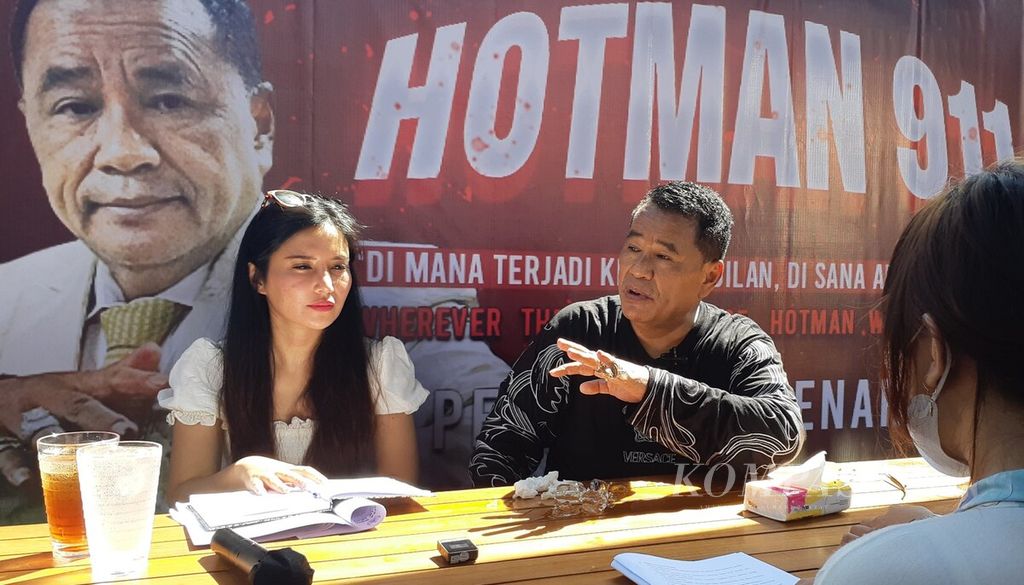 Hotman Paris Hutapea memberikan konsultasi hukum secara cuma-cuma selama acara Hotman 911 di Atlas Beach Fest, Canggu, Kuta Utara, Kabupaten Badung, Jumat (2/9/2022).