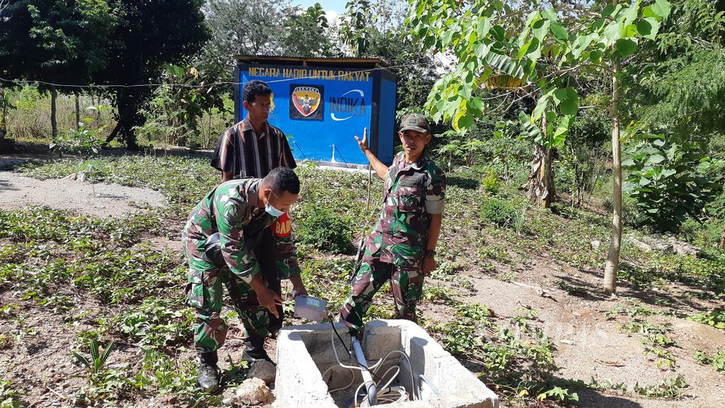 Prajurit TNI AD memeriksa sumur bor di Kampung Oebkin, Kabupaten Timor Tengah Utara, NTT, pada Kamis (9/6/2022). Sumur bor itu mereka bangun pada November 2021.