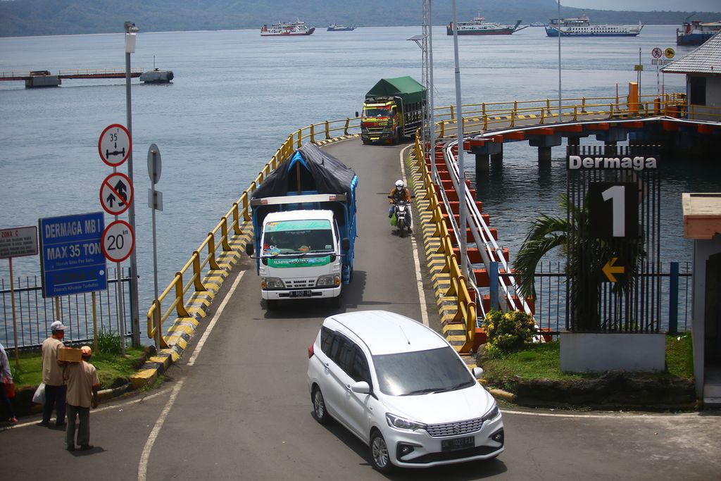Sejumlah kendaraan melintasi dermaga sesaat setelah menyeberang dari Pelabuhan Gilimanuk, Jembrana, Bali ke Pelabuhan Ketapang, Banyuwangi, Jawa Timur, Jumat (13/3/2021).