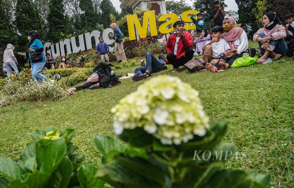 Warga yang berekreasi di taman depan kawasan Gunung Mas, Puncak, Kabupaten Bogor, Jawa Barat, pada hari libur Lebaran, Rabu (4/5/2022). 