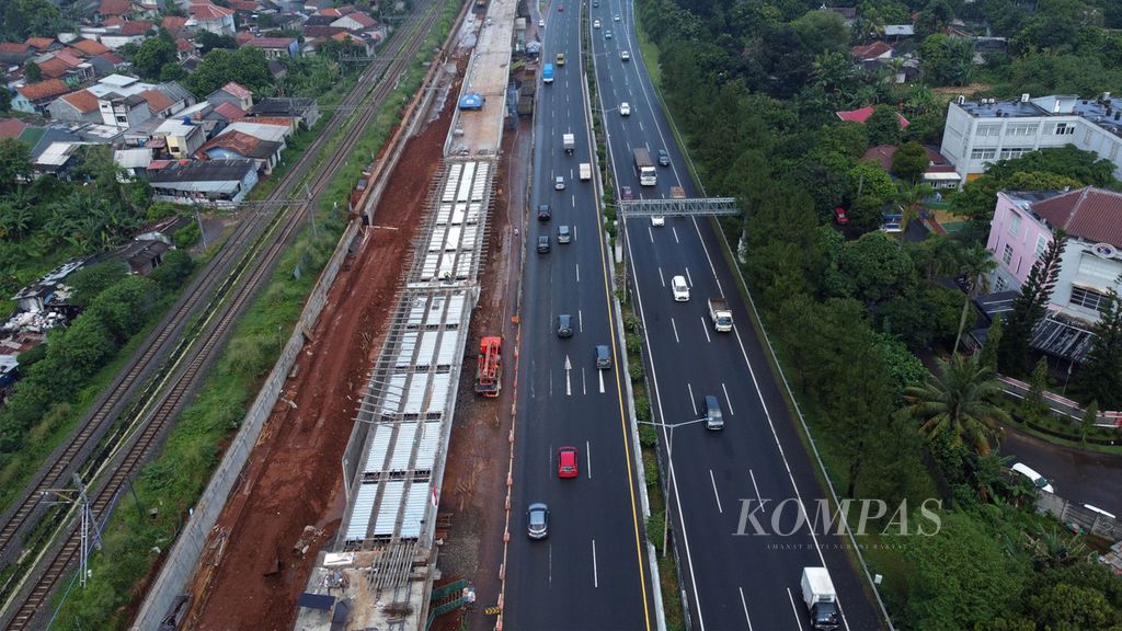 Pengerjaan pembangunan penambahan lajur jalan di sekitar Kilometer 10 Tol BSD Serpong, Tangerang Selatan, Banten, Rabu (29/3/2023). 