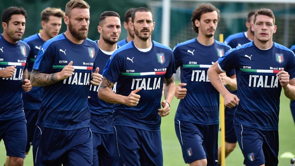 Pemain tim nasional Italia  menjalani pemanasan sebelum sesi latihan di  Coverciano Sport Center, kawasan sekitar Firenze,  Italia, Senin (5/6). Italia akan menghadapi Uruguay pada Kamis (8/6) dini hari WIB. 