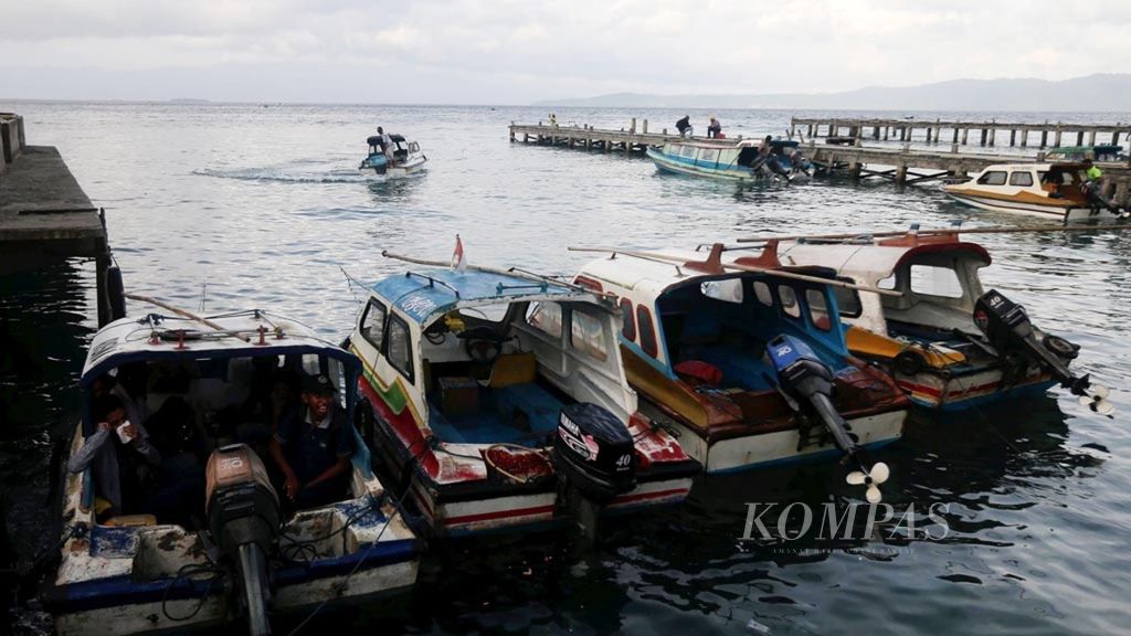 <i>Speedboat </i>antre menunggu penumpang di Pelabuhan Desa Tulehu, Salahutu, Maluku Tengah, Maluku, dengan rute di desa-desa Pulau Haruku, Jumat (28/9/2018). 