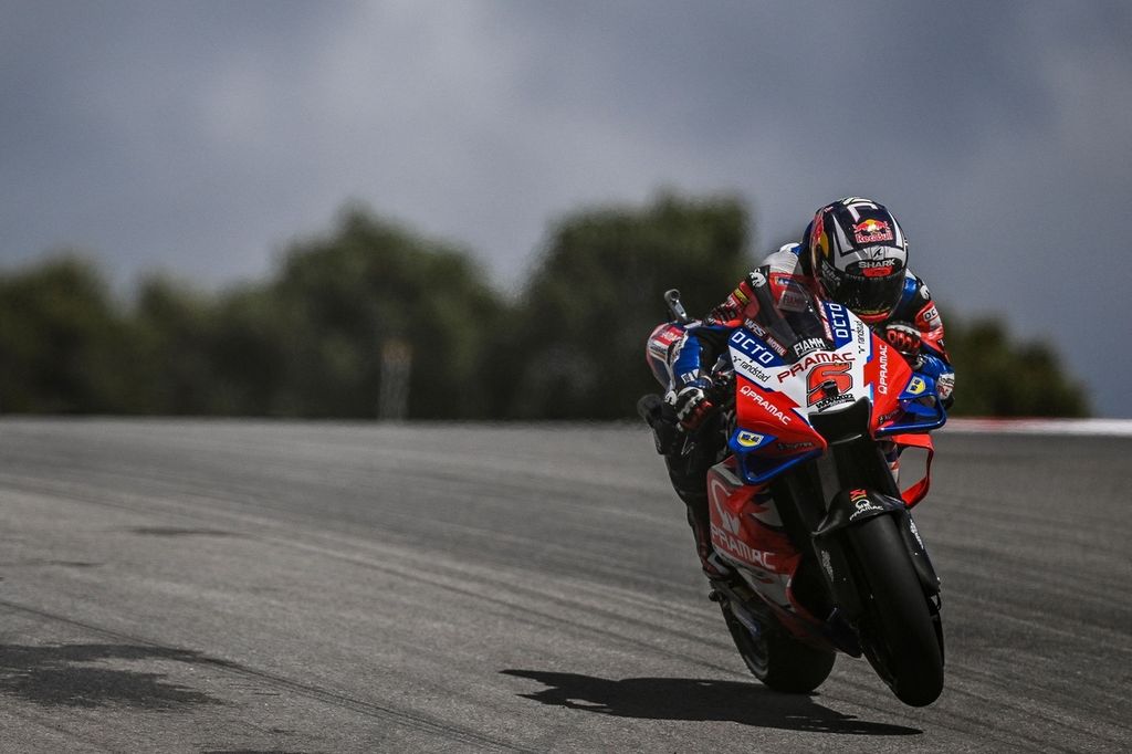 Pebalap tim Pramac Ducati Johann Zarco memaju motornya pada sesi kualifikasi MotoGP seri Portugal di Sirkuit Internasional Algarve, Portimao, Sabtu (23/4/2022). 
