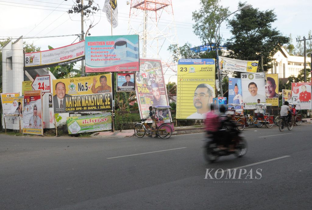 Pada masa kampanye, Kota Makassar diramaikan dengan poster para calon anggota legislatif yang dipajang berasal dari berbagai partai di Jalan AP Pettarani, Selasa (24/3/2009). Partai mendekati pemilih dengan mencalonkan tokoh lokal, dan banyaknya partai membuat semakin banyak tokoh muda dan aktivis mengikuti pertarungan memperebutkan kursi legislatif pada Pemilihan Umum 2009.