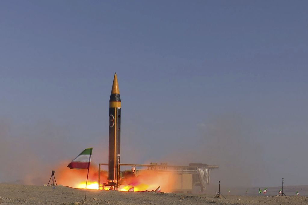 Foto yang dirilis Kementerian Pertahanan Iran, 25 Mei 2023, memperlihatkan peluncuran rudal Khorrammashahr generasi ke-4 meluncur ke udara di sebuah lokasi peluncuran yang dirahasiakan. 