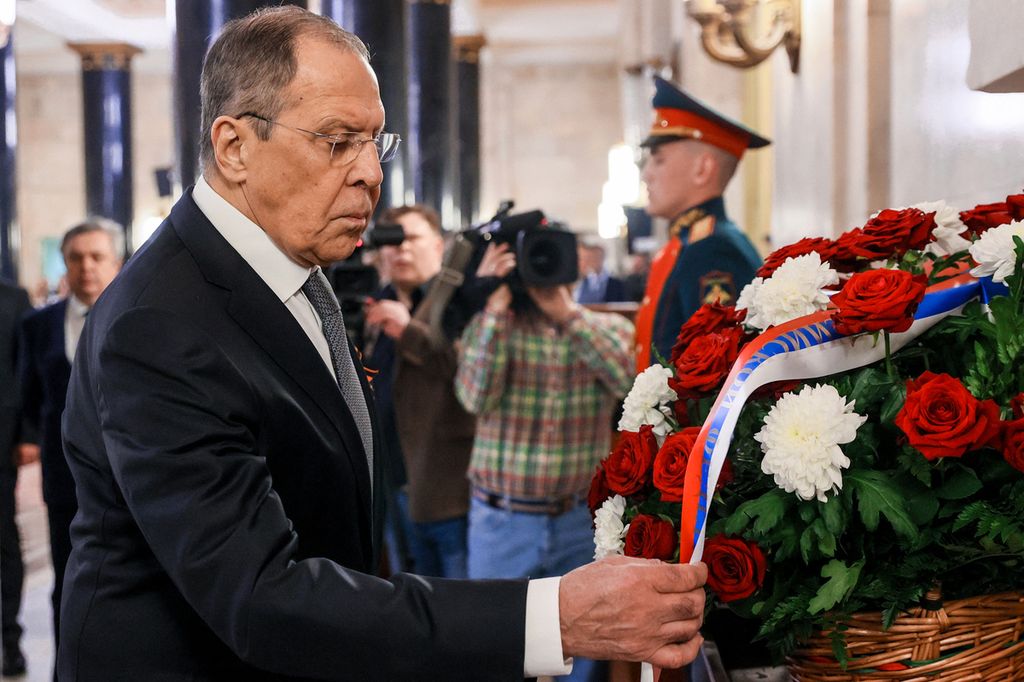 Menteri Luar Negeri Rusia Sergei Lavrov menghadiri upacara peletakan bunga menjelang peringatan Hari Kemenangan, di Moskwa, Jumat (6/5/2022). Rusia akan memperingati 77 tahun kemenangan atas Nazi Jerman, 9 Mei. Invasi Rusia ke Ukraina memicu kenaikan harga energi.   