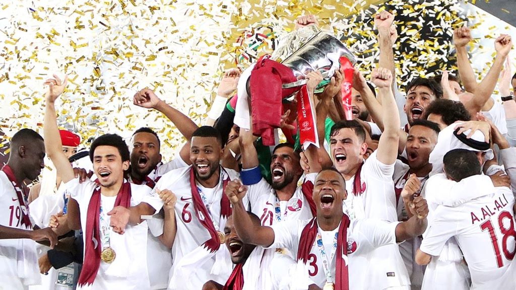Para pemain tim nasional sepak bola Qatar merayakan gelar juara setelah menundukkan Jepang, 3-1, di final Piala Asia, di Stadion Zayed Sports City, Abu Dhabi, Uni Emirat Arab, Jumat (1/2/2019).