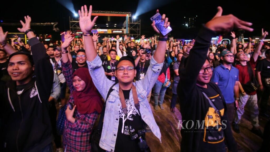 Penonton menikmati musik beragam genre di Hodgepodge Superfest 2019, Fresh Mixed Music Festival 2019 di Allianz Ecopark, Ancol, jakarta, Sabtu (31/8).