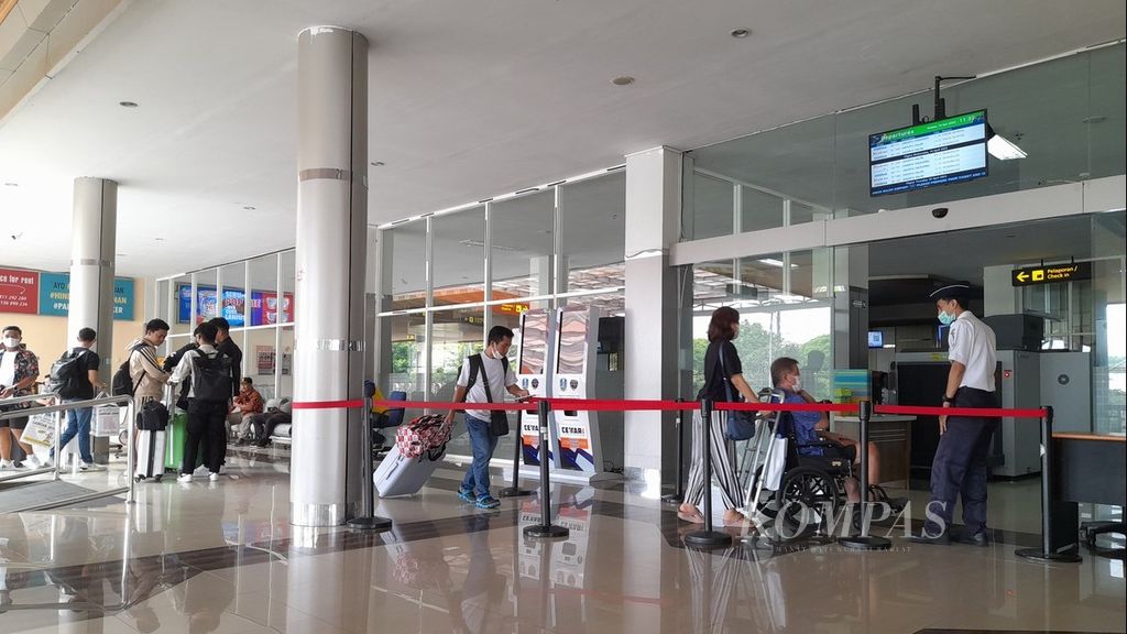 Sejumlah calon penumpang pesawat tujuan Jakarta memasuki ruang tunggu keberangkatan Bandara Abdulrachman Saleh, Malang, Jawa Timur, Selasa (18/4/2023).