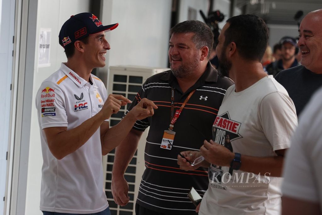 Pebalap Marc Marquez berbincang dengan wartawan jelang balapan MotoGP seri Indonesia di Sirkuit Internasional Pertamina Mandalika, NTB, Kamis (12/10/2023). Marc Marquez hengkang dari tim Repsol Honda dan pindah ke Gresini Racing.