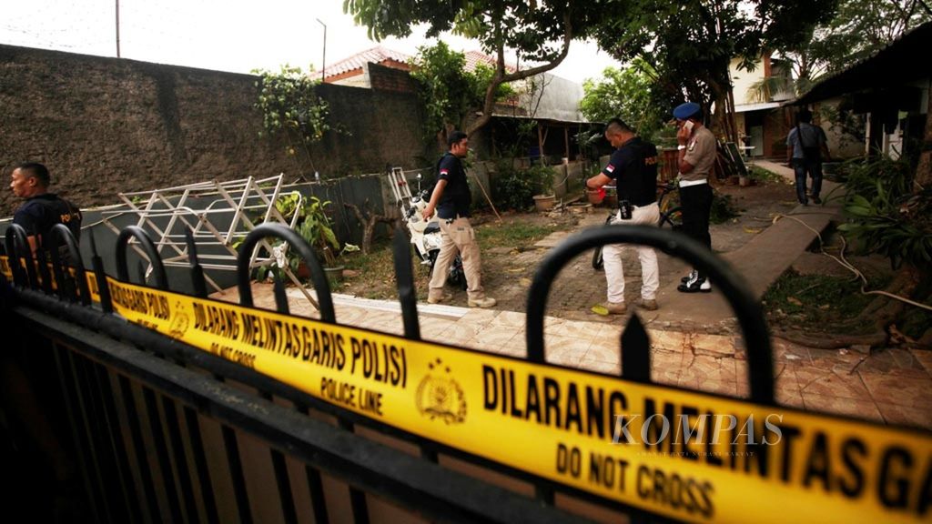 Para petugas kepolisian melakukan pemeriksaan ulang seusai penggerebekan tersangka teroris oleh Densus 88 di Jalan Delima, Kompleks Kuncir Mas, Kota Tangerang, Rabu (16/5/2018). Densus mengamankan tiga tersangka anggota jaringan teroris dan menggeledah tiga lokasi di Kota Tangerang.