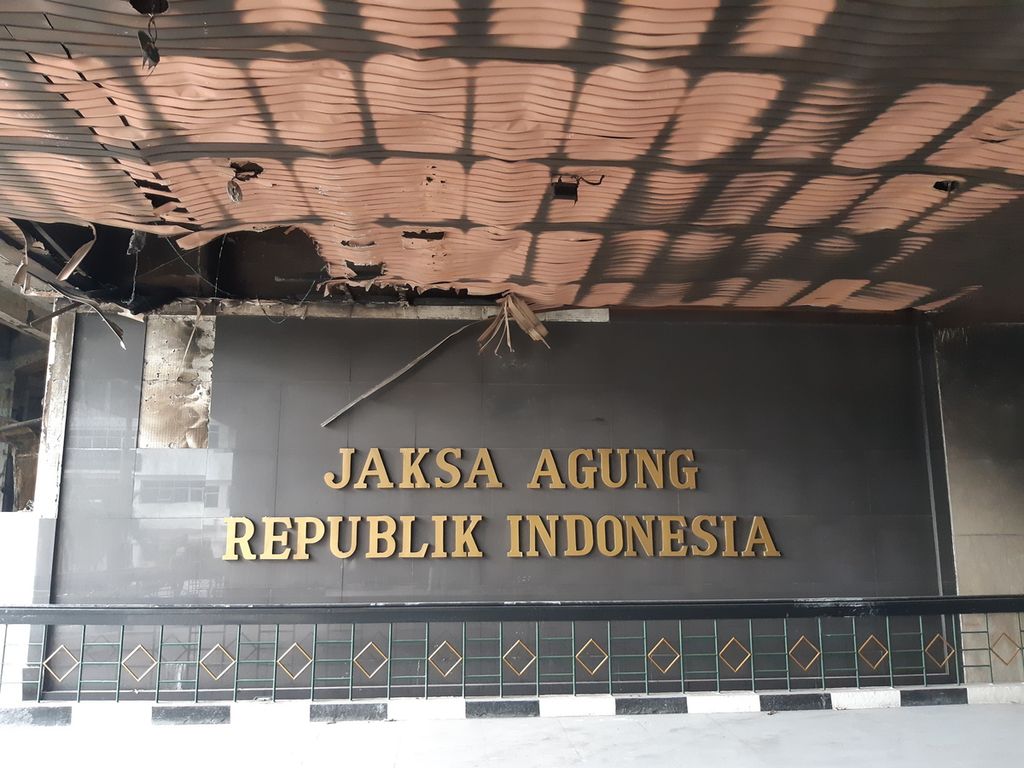 Sisa kebakaran di sisi utara Gedung Utama Kejaksaan Agung, Kebayoran Baru, Jakarta, Minggu (27/09/2020) siang. Sejumlah pihak menduga, kebakaran yang meluluhlantakkan gedung enam lantai itu salah satunya terjadi karena sistem pengamanan kebakaran yang lemah.