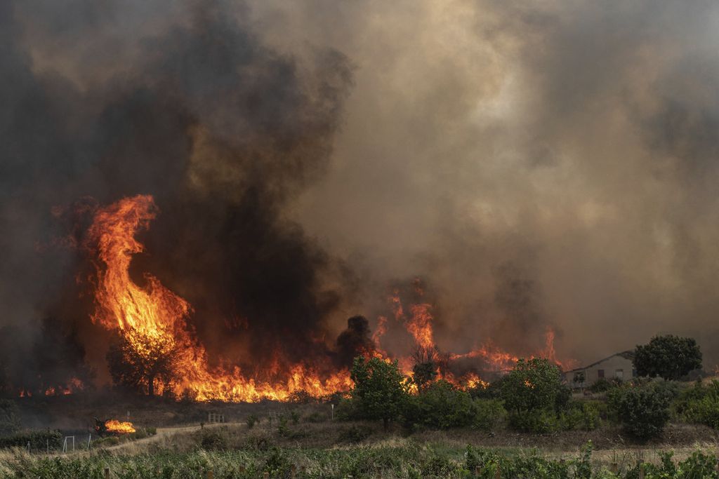 Api berkobar dalam kebakaran hutan di Ferreras de Abajo, Spanyol, 18 Juli 2022. Kebakaran dipicu oleh gelombang panas ekstrem.