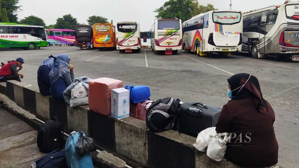 Seorang penumpang menunggu kedatangan bus di Terminal Kalideres, Jawa Barat, Senin (11/4/2022).