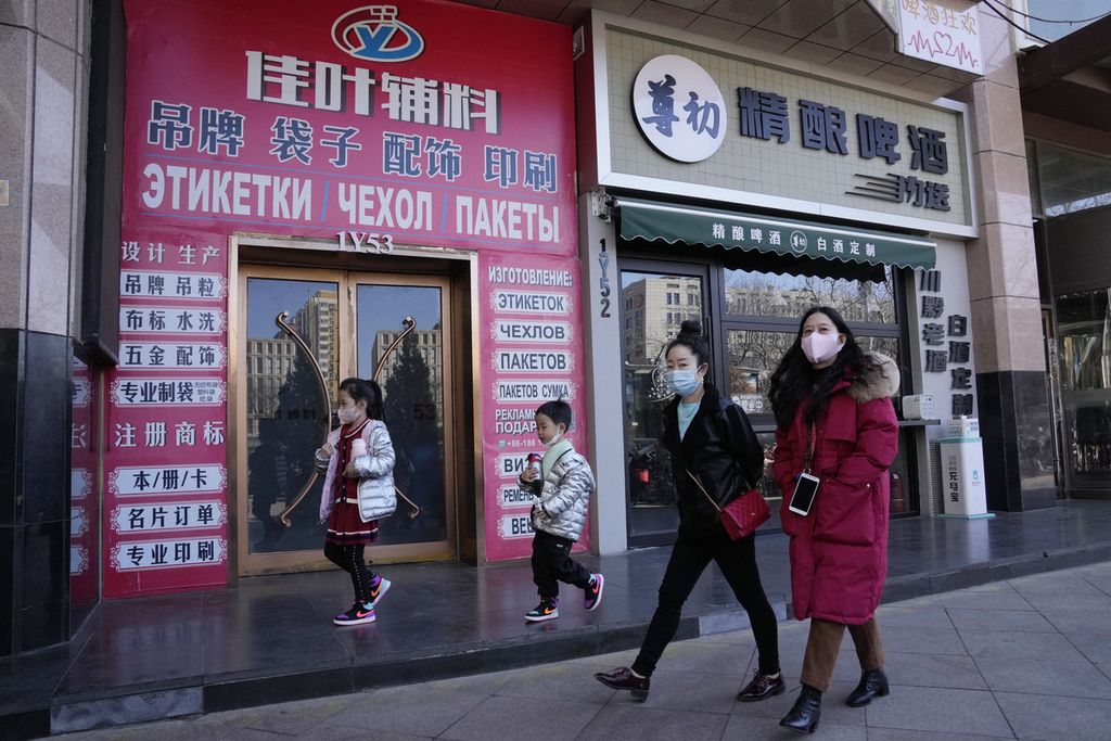 Warga berjalan melewati toko-toko di sebuah mal, yang terkenal di kalangan pedagang Rusia dengan sebutan "Pasar Rusia", di Beijing, China, 26 Februari 2022. (AP Photo/Ng Han Guan)