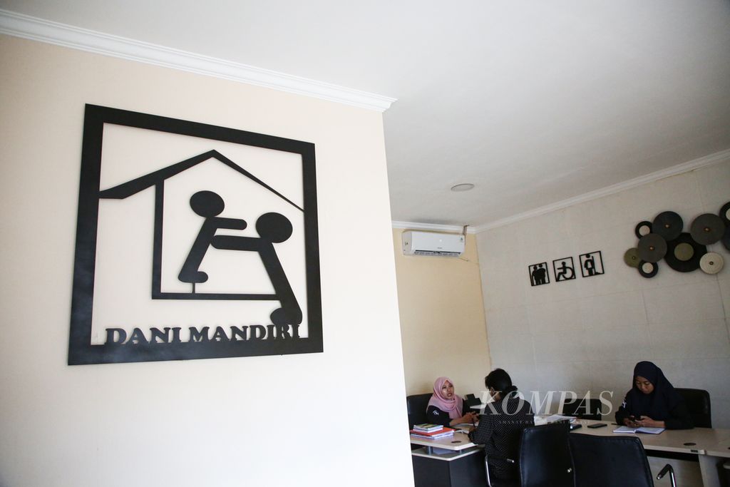 Suasana di ruang pelayanan lembaga penyaluran pembantu rumah tangga, <i>baby sitter,</i> dan perawat lansia PT Dani Mandiri di kawasan Jagakarsa, Jakarta Selatan, Rabu (23/4/2023).