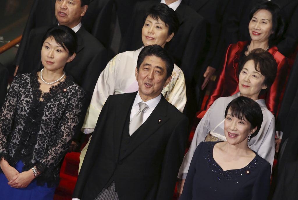 Arsip. Dalam foto tanggal 3 September 2014 ini, Perdana Menteri Jepang Shinzo Abe (tengah bawah) berfoto dengan anggota kabinet barunya. Abe berupaya mendorong perempuan dalam politik dan bisnis. Hal ini menjadi pilar utama kebijakan kebangkitan ekonomi pemerintahannya.