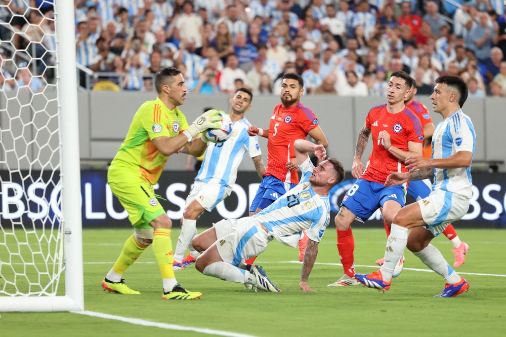 Gelandang Argentina, Alexis Mac Allister, bereaksi setelah gagal melakukan tembakan ke gawang Chile yang dijaga kiper Claudio Bravo saat pertandingan sepak bola Grup A Copa America 2024 di Stadion MetLife di East Rutherford, New Jersey, Amerika Serikat, Rabu (26/6/2024) pagi WIB. 