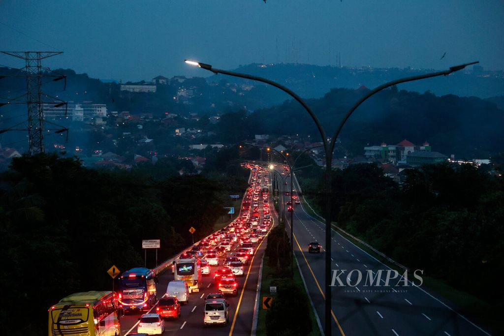 Antrean kendaraan yang melintasi ruas tol Semarang-Ungaran dengan latar perbukitan di Manyaran, Kota Semarang, Jawa Tengah, Sabtu (6/4/2024). 