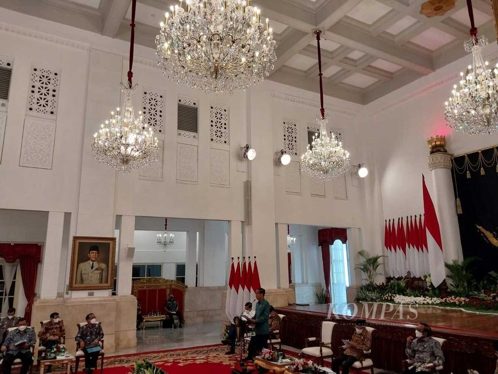 Presiden Joko Widodo saat memberikan pidato pengantarnya pada Sidang Kabinet Paripurna dengan agenda menyangkut perkiraan kondisi perekonomian tahun 2023, evaluasi penanganan Covid-19, serta antisipasi krisis pangan dan energi, di Istana Negara, Jakarta, Selasa (6/12/2022).