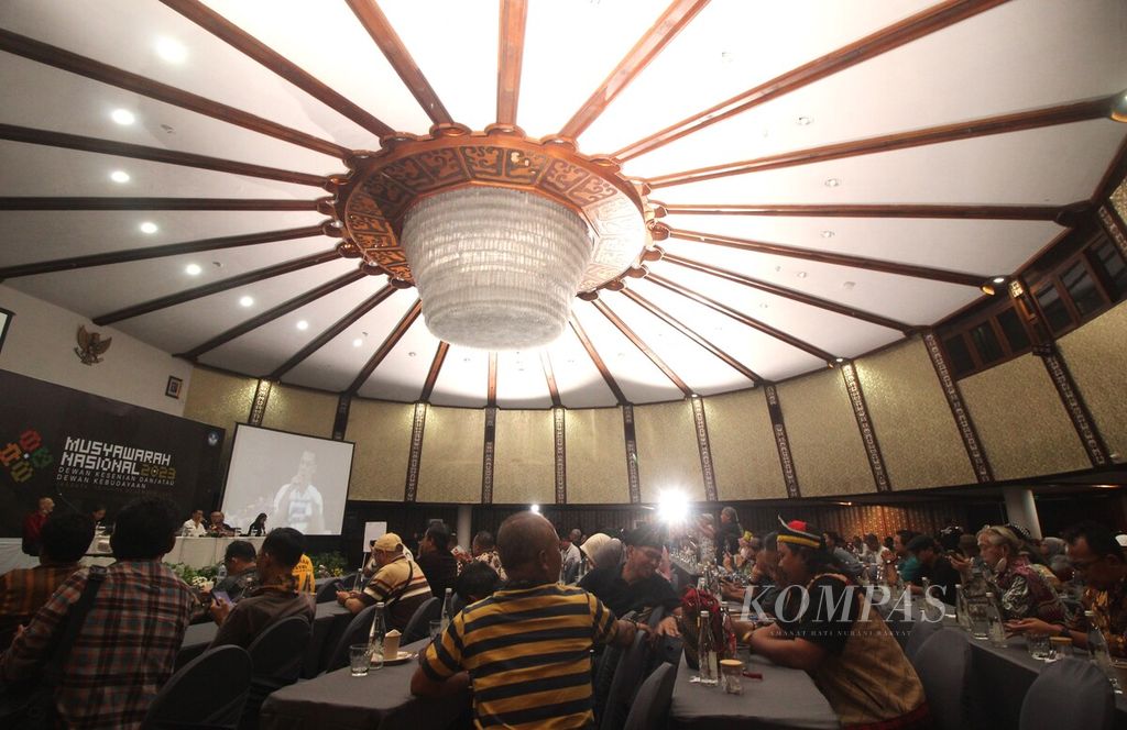 Suasana Musyawarah Nasional Dewan Kesenian dan Dewan Kebudayaan Se-Indonesia 2023 di Jakarta, Rabu (13/12/2023) malam. Munas yang diikuti perwakilan dari 216 dewan kesenian dan dewan kebudayaan tingkat provinsi serta kabupaten/kota menghasilkan berbagai rekomendasi, salah satunya pembentukan kementerian khusus bidang kebudayaan.