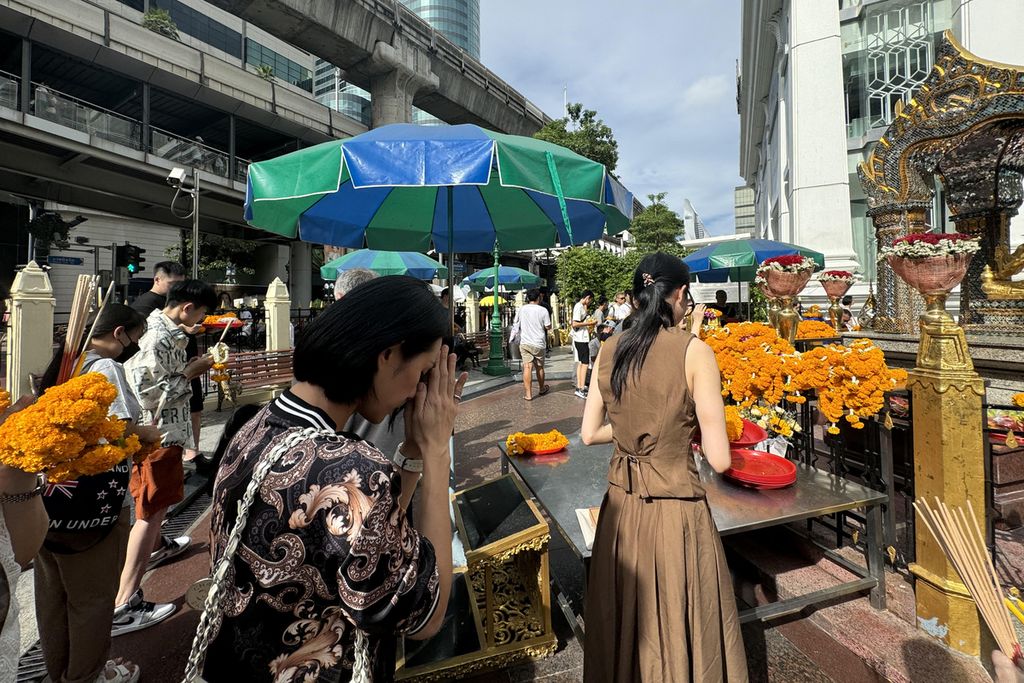 Eva Khoo, kerabat korban terluka akibat turbulensi pesawat Singapore Airlines penerbangan SQ321, berdoa di Kuil Erawan di Bangkok, Thailand, 24 Mei 2024. 