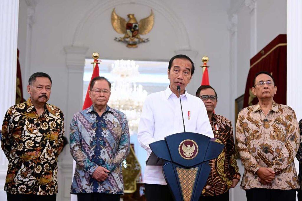 Jumpa pers Presiden Joko Widodo bersama Menteri Koordinator Politik, Hukum, dan Keamanan Mahfud MD, menyampaikan hasil rekomendasi dari Tim Penyelesaian Non-Yudisial Pelanggaran HAM Berat Masa Lalu, di Istana Merdeka, Jakarta, Rabu (11/1/2023). 