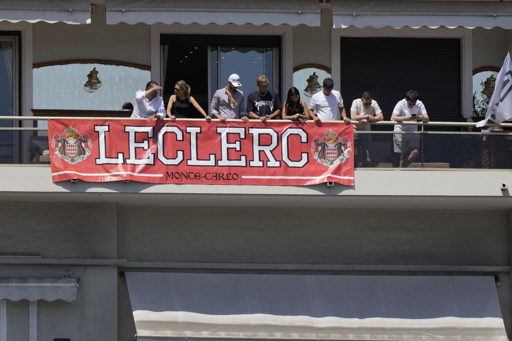 Penggemar Formula 1 membentangkan spanduk dukungan untuk pebalap Ferrari kelahiran Monako, Charles Leclerc, dari balkon apartemen mereka saat berlangsungnya sesi latihan pertama Grand Prix Formula 1 Monako, Jumat (26/5/2023).