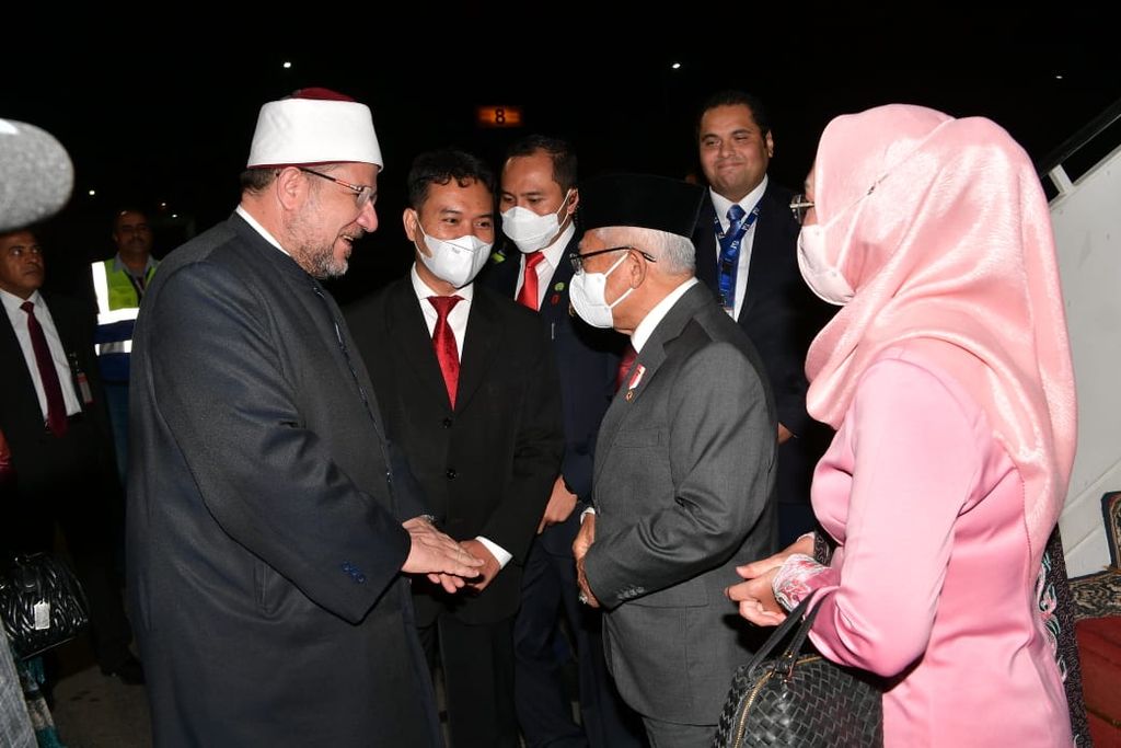 Wakil Presiden Ma’ruf Amin tiba di Kairo, Mesir, Jumat (4/11/2022) petang waktu setempat. Menteri Urusan Wakaf Mesir Mohamed Mokhtar Gomaa menyambut Wapres Amin.