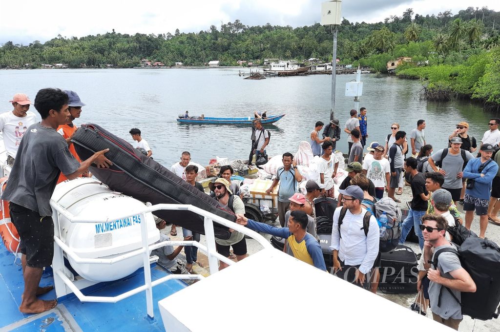 Ilustrasi, Petugas kapal Mentawai Fast menurunkan papan selancar wisatawan mancanegara di Pelabuhan Maileppet, Desa Maileppet, Kecamatan Siberut Selatan, Kepulauan Mentawai, Sumatera Barat, Selasa (2/8/2022). 