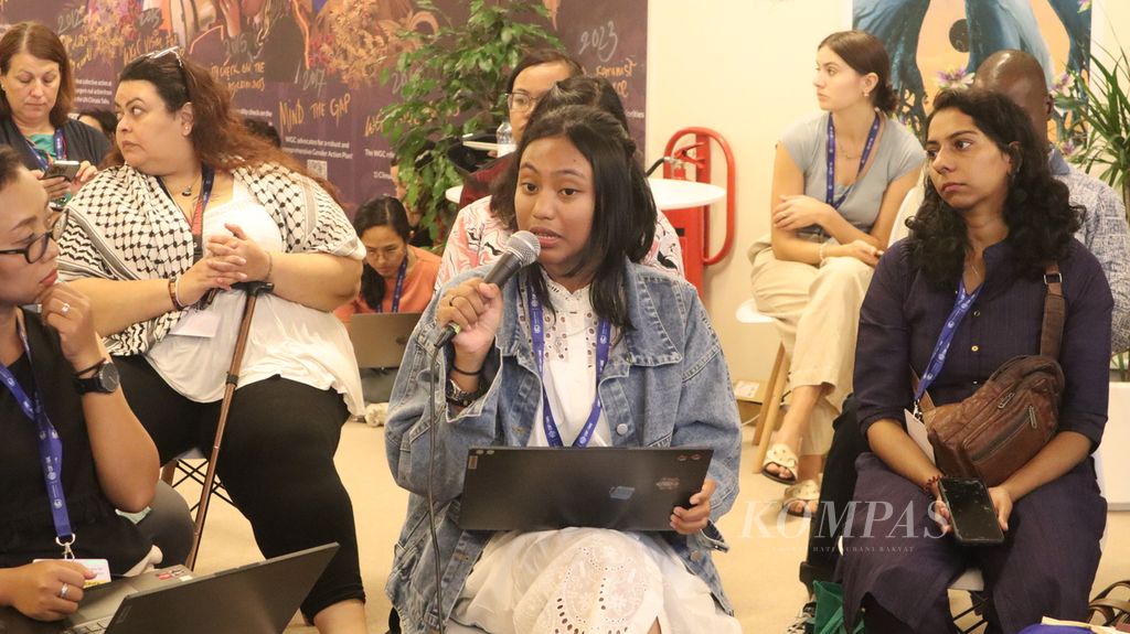 Nasywa Adivia Wardana (16), a young activist from the Indonesian Women's Union (Seruni), spoke at a forum entitled "Young and Fearless: The Powerful Voices of Young Women Environmental Right Defenders" in the women's and gender pavilion at the COP28 event in Dubai, United Arab Emirates, on Tuesday (5/12/2023). Nasywa was a representative of Indonesia from Jambi.
