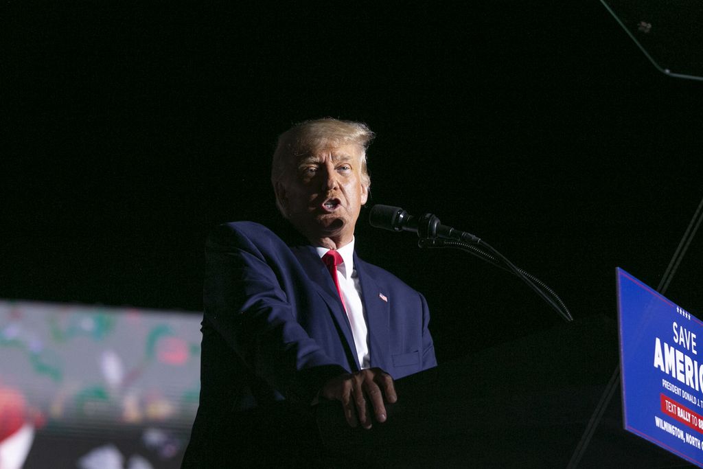 Mantan Presiden Amerika Serikat Donald Trump memberikan pidato dalam rapat akbar Save America, di Aero Center Wilmington, Wilmington, North Carolina, AS, 23 September 2022. 