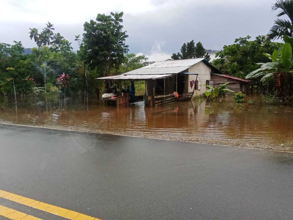 Banjir di Kecamatan Sajingan Besar, Kabupaten Sambas, Kalimantan Barat, berangsur surut, Sabtu (2/3/2024) siang.