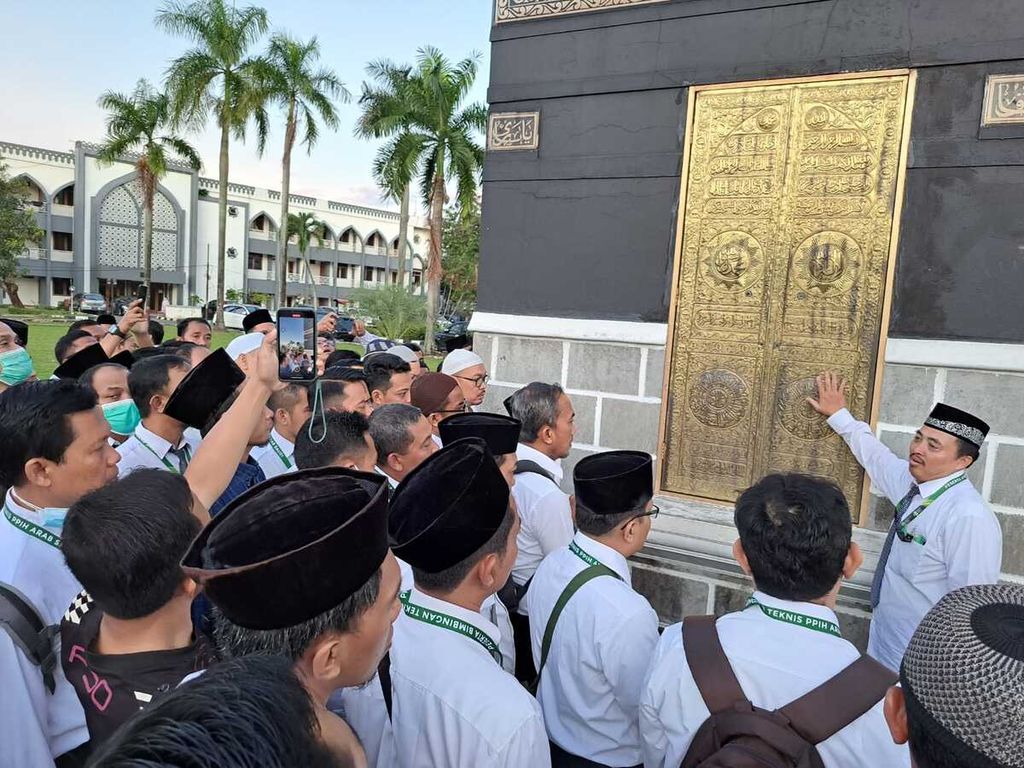 Mohammad Adnan (kanan), pembimbing ibadah haji, menjelaskan tata cara ibadah haji dalam bimbingan manasik haji untuk Petugas Penyelenggara Ibadah Haji (PPIH) 2023, di Asrama Haji Pondok Gede, Jakarta Timur, Rabu (12/4/2023). 