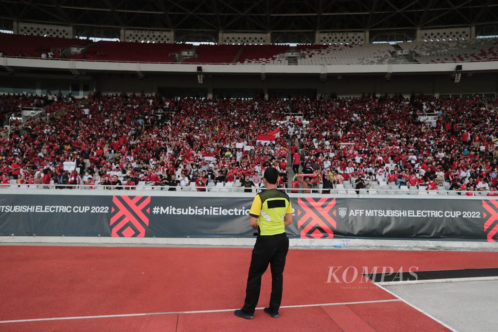 Tenaga pengamanan pertandingan (<i>steward</i>) mengawasi penonton di tribune saat timnas Indonesia menjamu Kamboja dalam pertandingan Grup A Piala AFF 2022 di Stadion Utama Gelora Bung Karno, Jakarta, Jumat (23/12/2022). 