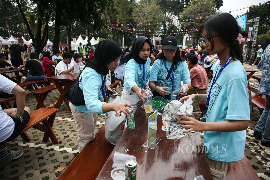 Para siswa yang menjadi panitia acara pentas seni atau pensi Sky Avenue 2023 SMA Labschool Kebayoran membbersihkan sampah di Iokasi acara di stora Senayan, Jakarta Pusat, Sabtu (26/8/2023). 