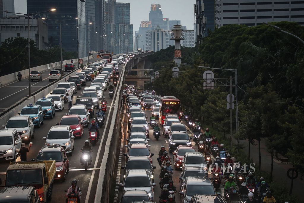 Kemacetan saat jam pulang kerja di Jalan Raya Casablanca, Jakarta, Senin (21/8/2023). Kemacetan masih terjadi meskipun Pemerintah Provinsi DKI Jakarta telah menerapkan kebijakan bekerja dari rumah (WFH) bagi 50 persen aparatur sipil negara. Kebijakan ini berkaitan dengan penyelenggaraan KTT Ke-43 ASEAN dan upaya mengurangi polusi udara di Jakarta.  