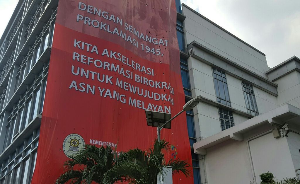 Banner yang berisi motivasi untuk melakukan reformasi birokrasi yang terpasang di Gedung Kementerian Pendayagunaan Aparatur Negara dan Reformasi Birokrasi. Jakarta, Senin (7/8)