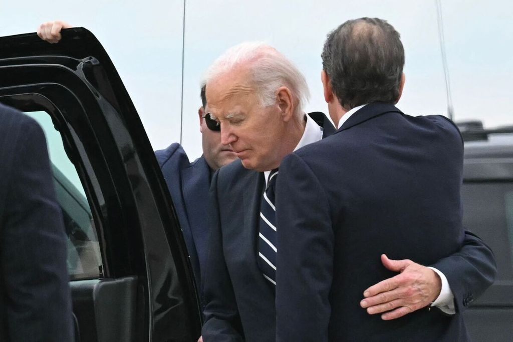 Presiden AS Joe Biden memeluk putranya, Hunter Biden, setiba di Pangkalan Garda Nasional Udara Delaware di New Castle, Delaware, AS, 11 Juni 2024, saat ia bepergian menuju Wilmington, Delaware.