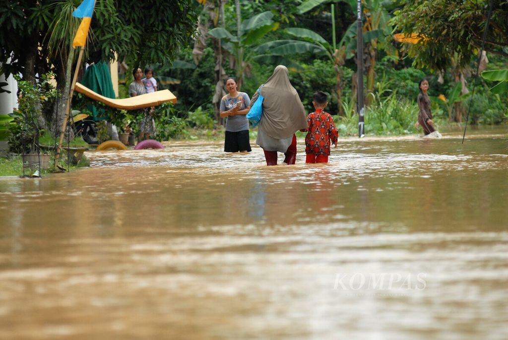Banjir di Kecamatan Jelutung, Kota Jambi, Jumat (11/11/2022). Banjir baru dua tahun terakhir melanda wilayah ini. Tahun ini, sudah dua kali banjir dialami warga setempat.
