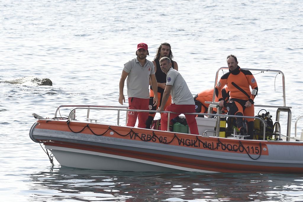 Petugas pemadam kebakaran dan penyelam Italia kembali ke Pelabuhan Porticello, Italia selatan, Selasa (20/8/2024), untuk mencari enam penumpang kapal Bayesian yang tenggelam dihantam badai.